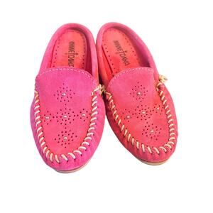 Minnetonka Hot Pink Leila Stud Suede SlipOn Moccasin Mules Studded Accents sz 6